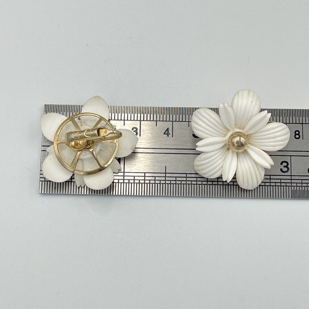 Vintage Sarah Coventry Floral Clip on Earrings White Flower Prairie Boho Signed - Picture 6 of 6